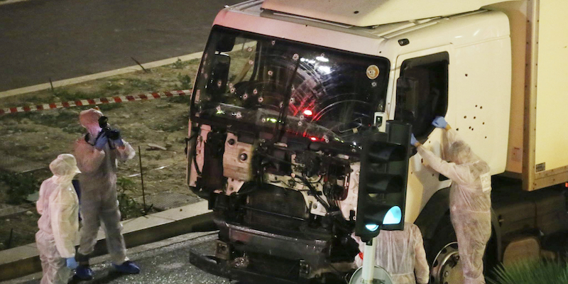 Il camion con cui fu compiuto l'attentato del 2016 a Nizza (Sasha Goldsmith via AP, File)