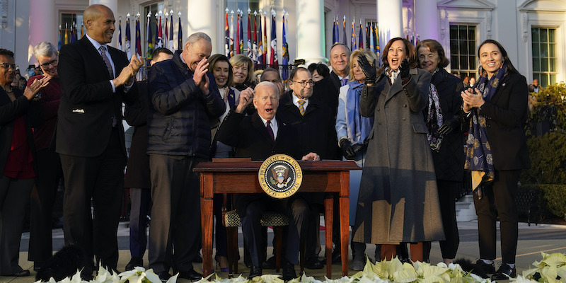 Joe Biden dopo aver firmato la legge (AP Photo/Patrick Semansky)