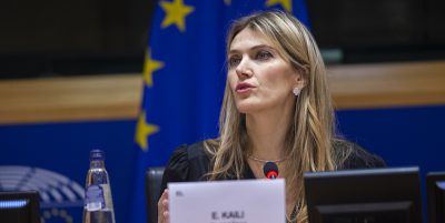 La procura federale belga ha deciso che Eva Kaili, la ex vicepresidente del Parlamento Europeo indagata per corruzione, resterà in carcere un altro mese