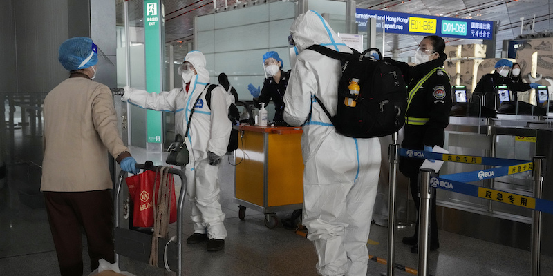 Passeggeri in partenza all'aeroporto di Pechino (AP Photo/Ng Han Guan)