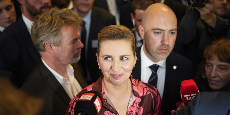 La prima ministra danese Mette Frederiksen parla con i giornalisti dopo le elezioni dello scorso primo novembre (AP Photo/ Sergei Grits)