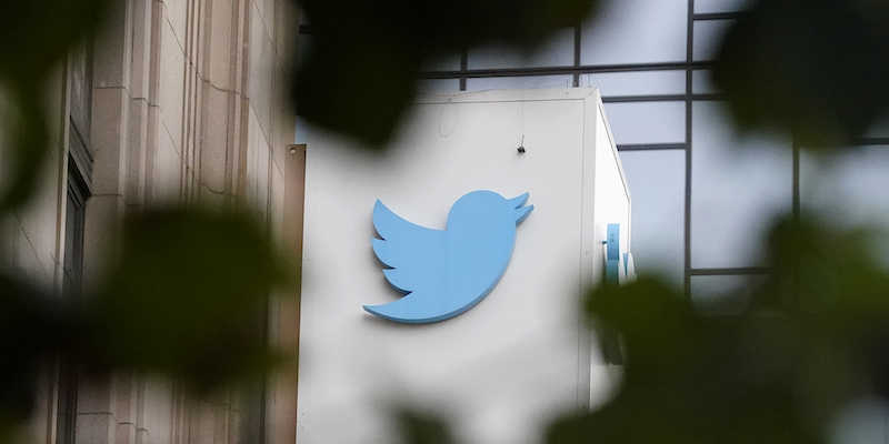 Il logo di Twitter fuori dalla sede dell'azienda a San Francisco (AP Photo/Jeff Chiu, LaPresse)