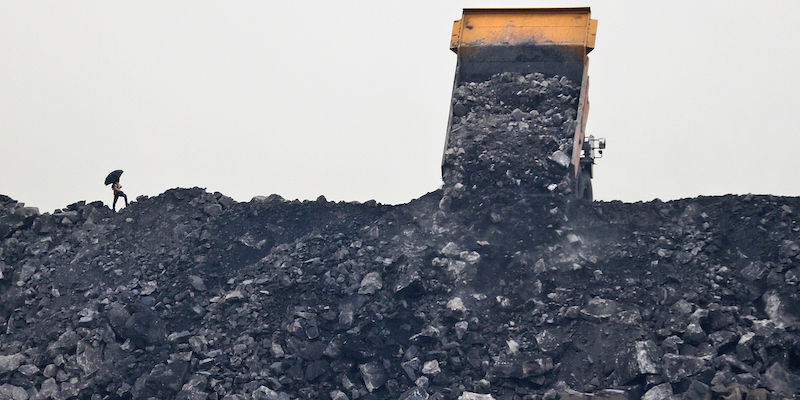 Un deposito di carbone (AP Photo/Aijaz Rahi, LaPresse)