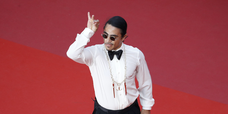 Lo chef turco Nusret Gökçe, detto Salt Bae, diventato famoso online per il gesto peculiare che fa quando sala la carne (Ian Langsdon - Pool/Getty Images)