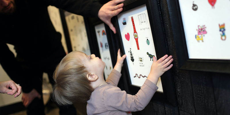 Un bambino guarda il catalogo di un negozio di tatuaggi temporanei per adulti e bambini a New York (Spencer Platt/Getty Images)