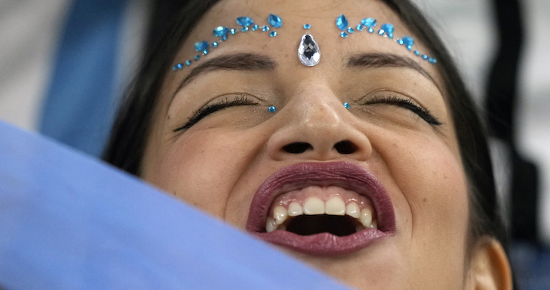Una tifosa argentina ai Mondiali in Qatar. (AP Photo/Frank Augstein)