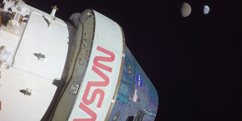 La capsula da trasporto Orion della missione lunare Artemis 1 e sullo sfondo la Luna e la Terra (NASA)