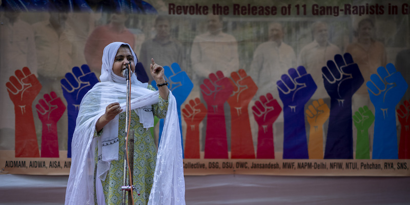 Un'attivista contro la violenza sulle donne in India, ad agosto del 2022 (AP Photo/Altaf Qadri)