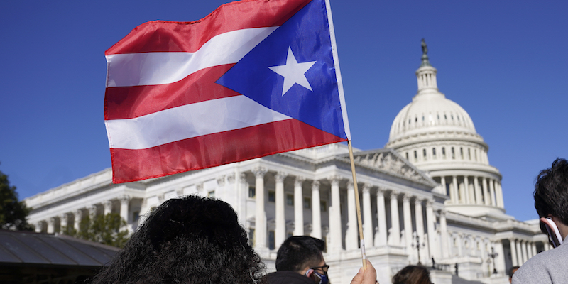 Una donna con una bandiera di Porto Rico durante un evento a Washington nel 2021 (AP Photo/ Patrick Semansky, File)