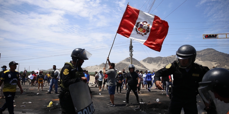 La polizia e un gruppo di sostenitori di Pedro Castillo durante un blocco stradale a Chao, giovedì 15 dicembre (AP Photo/ Hugo Curotto)