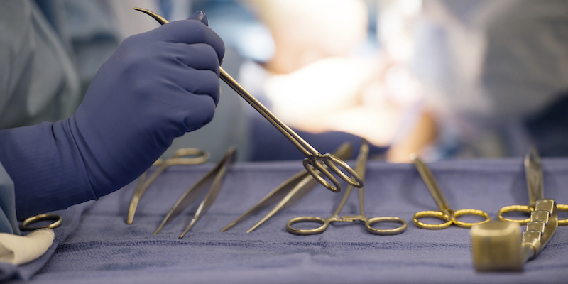 Strumenti utilizzati durante un'operazione chirurgica (AP Photo/Molly Riley)