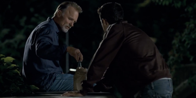 Ed Harris e Casey Affleck bevono una birra nascosta da una busta di carta in Gone Baby Gone (2007)