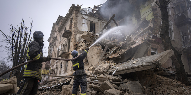 Un edificio parzialmente distrutto dai bombardamenti a Kryvyi Rih, in Ucraina (AP Photo/Evgeniy Maloletka)