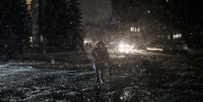 Una via di Kiev al buio, sotto una nevicata (AP Photo/Felipe Dana)