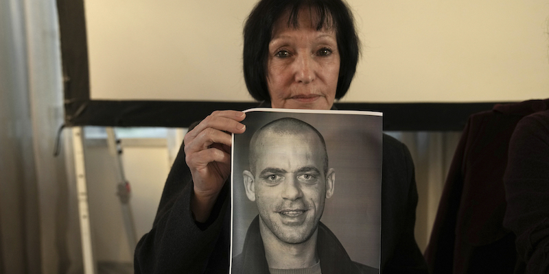 Denise Guidoux, madre di Salah Hammouri, con una foto del figlio (AP Photo/ Mahmoud Illean)