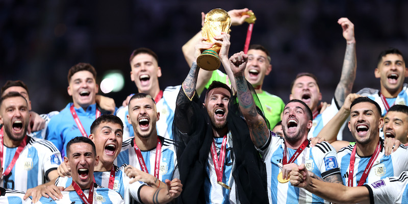 Il capitano argentino Lionel Messi alza la Coppa del Mondo (Julian Finney/Getty Images)