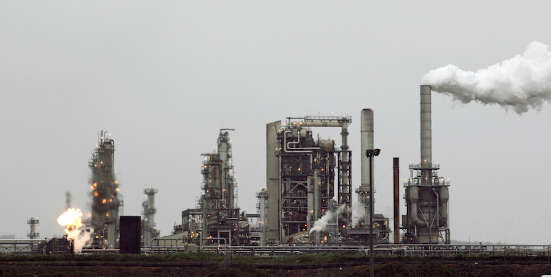 Una raffineria negli Stati Uniti, nel 2010 (AP Photo/Ted S. Warren, File)