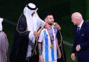 Le polemiche sul mantello dato a Messi dopo la vittoria dei Mondiali