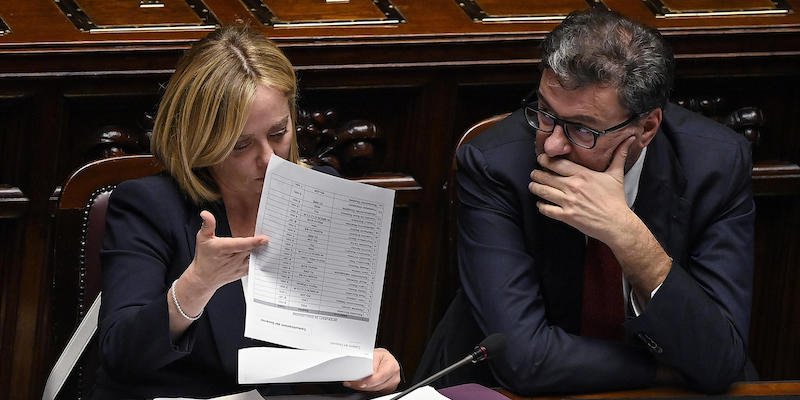 Giorgia Meloni con il ministro dell'Economia, Giancarlo Giorgetti (ANSA/RICCARDO ANTIMIANI)