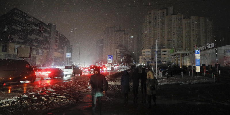 Kiev al buio dopo il bombardamento russo di venerdì (EPA/SERGEY DOLZHENKO)