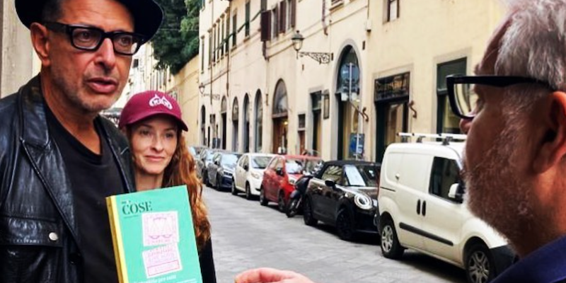 Jeff e Emilie Goldblum con una copia di "E giustizia per tutti" insieme al direttore del Post Luca Sofri, a Firenze (Libreria TodoModo)