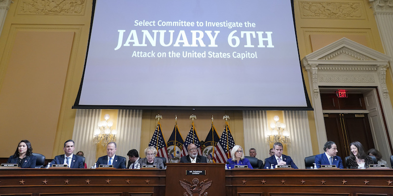 La commissione d’inchiesta della Camera statunitense sull’attacco al Congresso del 6 gennaio 2021 durante la sua ultima udienza pubblica, il 19 dicembre 2022 (AP Photo/Jacquelyn Martin, LaPresse)