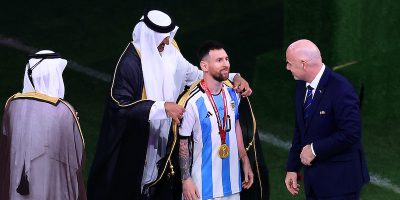 Le polemiche sul mantello dato a Messi dopo la vittoria dei Mondiali