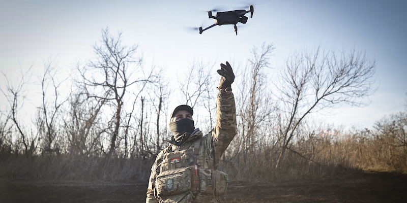 Un soldato ucraino con un drone (AP Photo/Roman Chop)