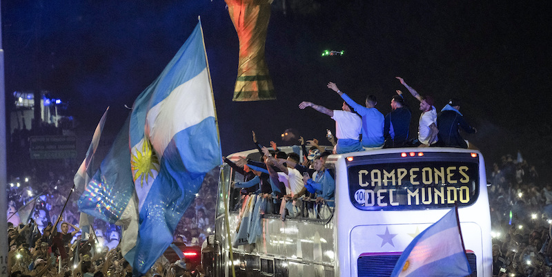 I festeggiamenti a Buenos Aires intorno a un autobus scoperto che trasporta i giocatori della nazionale argentina (AP Photo/Rodrigo Abd)