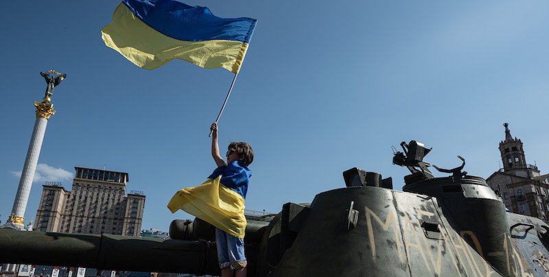 Un bambino su un carro armato russo distrutto, in Piazza Indipendenza, a Kiev (Alexey Furman/Getty Images)