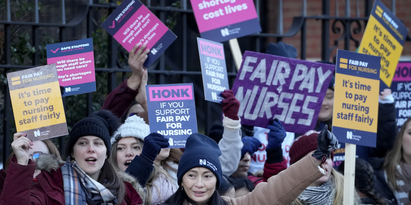 Una manifestazione del personale infermieristico durante lo sciopero organizzato nel Regno Unito (AP Photo/Kirsty Wigglesworth)