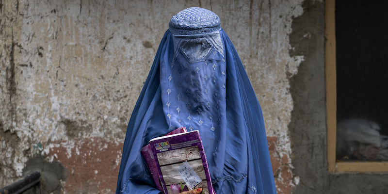 Una donna afghana a Kabul, il 30 luglio 2022 (AP Photo/Ebrahim Noroozi, File)