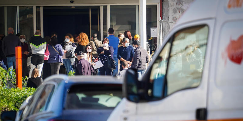 Persone in attesa fuori da un pronto soccorso in Campania (ANSA/CESARE ABBATE)