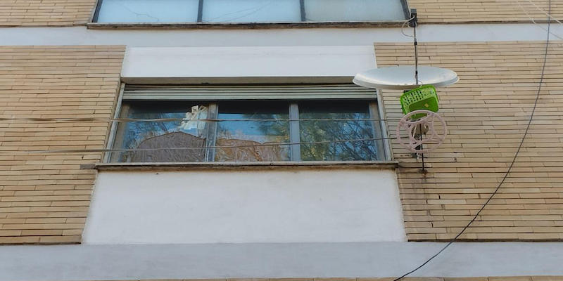 La finestra da cui è caduto Hasib Omerovic. (ANSA/CECILIA FERRARA)