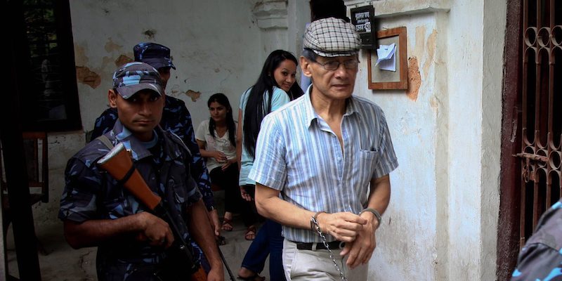 Charles Sobhraj prima di un'udienza in un tribunale nepalese nel 2011 (EPA/ Narendra Shrestha, ANSA)
