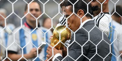 La FIFA ha avviato un'indagine sulle persone non autorizzate scese in campo dopo la finale dei Mondiali, tra cui il noto chef “Salt Bae”