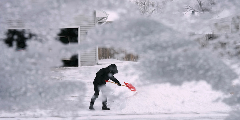 Una persona spala la neve a Urbandale, in Iowa (AP Photo/ Charlie Neibergall)