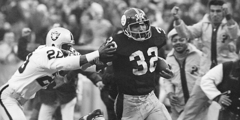 Franco Harris corre col pallone della vittoria durante Pittsburgh Steelers-Oakland Raiders del 23 dicembre 1972 (AP Photo/Harry Cabluck)