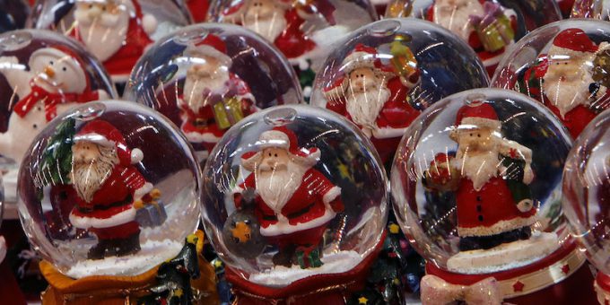 Palla Vetro Neve Musicale WeRChristmas Palla Di Neve Con Babbo Natale Carillon Musicale Led Che Cambia Colore F 776066