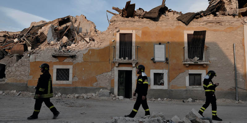 Un edificio distrutto all'Aquila nel terremoto del 2009 (ANSA/ GUIDO MONTANI)