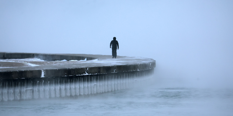 Un uomo cammina su una piattaforma del lago Michigan, a Chicago, nell'Illinois (Photo by Scott Olson/Getty Images)