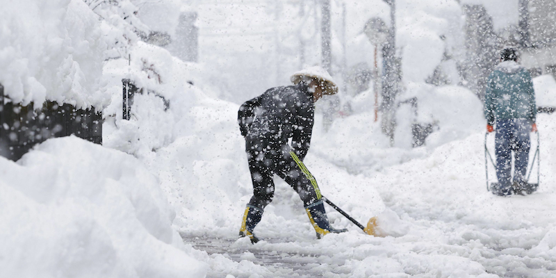 In Giappone le forti nevicate hanno causato almeno 13 morti e decine di feriti