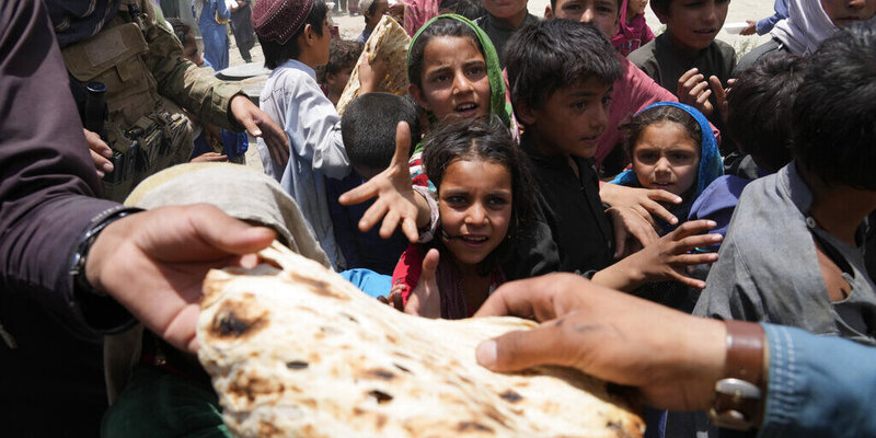 Dei bambini afghani ricevono aiuti umanitari dopo il terremoto che ha colpito il paese quest'estate (AP Photo/Ebrahim Nooroozi)