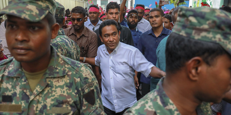 L'ex presidente delle Maldive Abdulla Yameen prima di un incontro con i propri sostenitori nel 2018 (AP Photo/ Mohamed Sharuhaan, File)