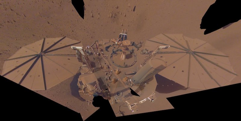 InSight quasi completamente ricoperto dalla sabbia marziana (NASA)