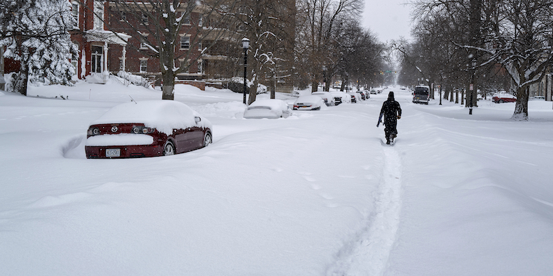 Una strada di Buffalo, nello stato di New York, ricoperta di neve, il 26 dicembre 2022 (AP Photo/Craig Ruttle)
