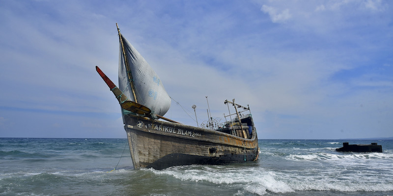 Un'imbarcazione usata da alcuni profughi rohingya in Indonesia, il 25 dicembre 2022 (AP Photo/Rahmat Mirza)