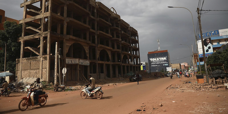 Una strada di Ouagadougou, la capitale del Burkina Faso (AP Photo/Sophie Garcia)
