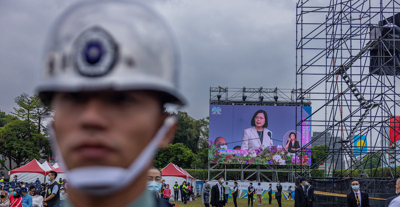 Un soldato taiwanese durante un discorso di Tsai Ing-wen nell'ottobre del 2022 (Annabelle Chih/Getty Images)
