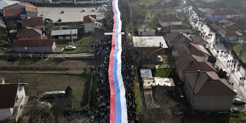 Una protesta di serbi kosovari in Kosovo (AP Photo/Bojan Slavkovic)